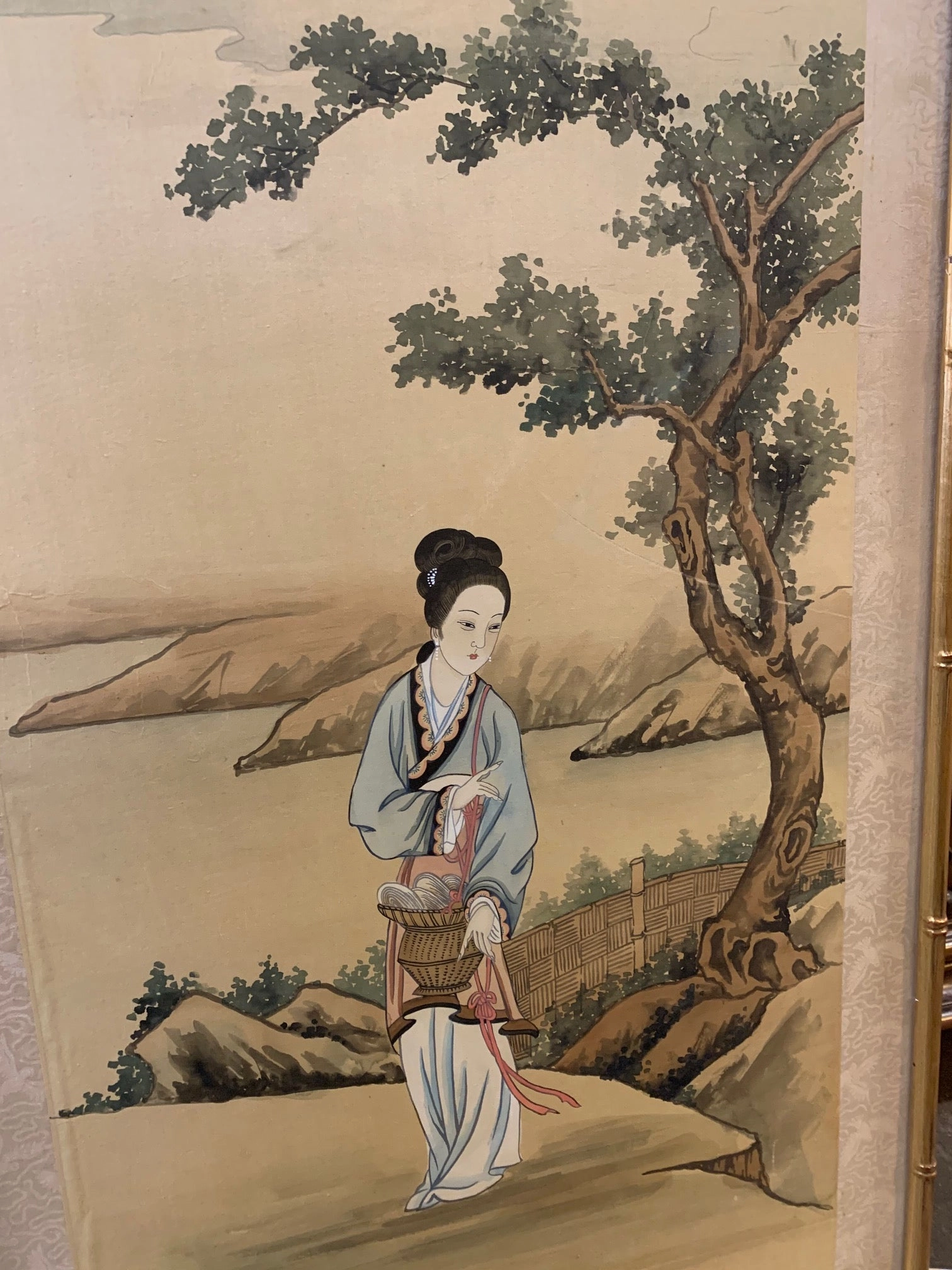 ASIAN LADY PAINTING ON SILK