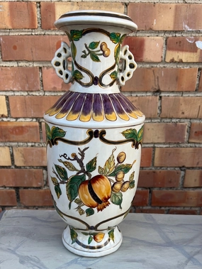 COLORFUL CHINESE VASE WITH FRUIT interior room decor