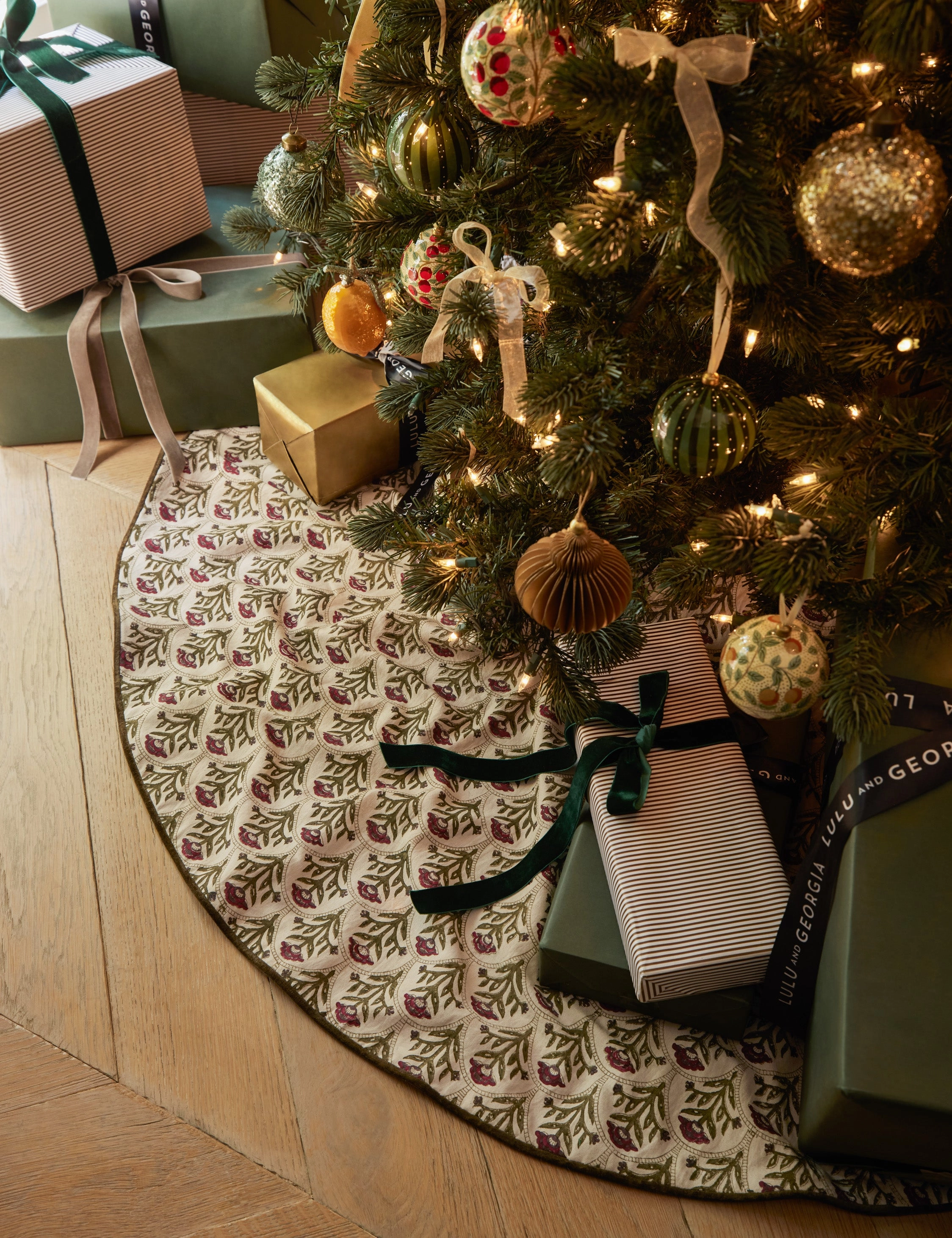 Dov Tree Skirt decorative tabletop item