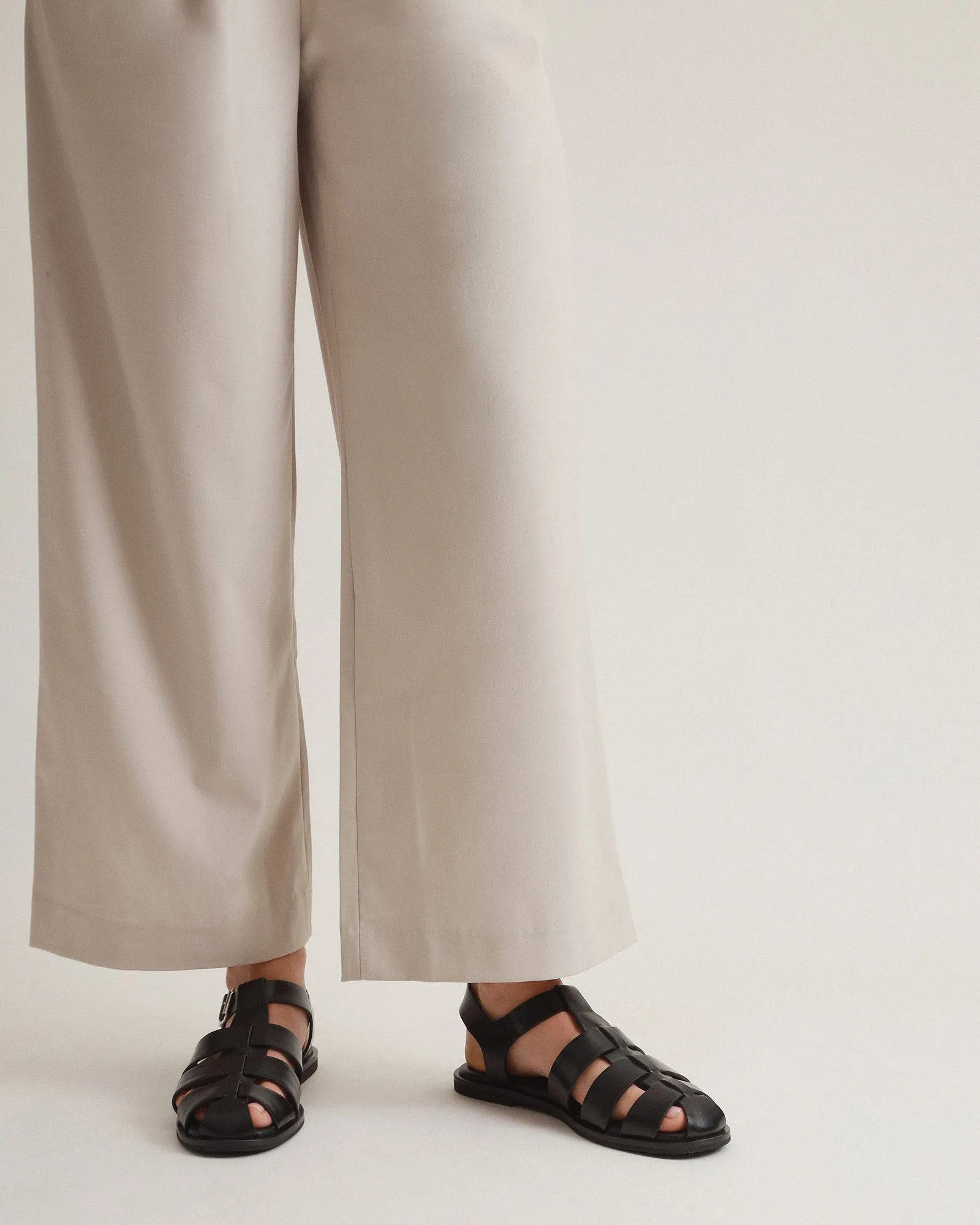 FINN FLACHE SANDALEN AUS SCHWARZEM LEDER