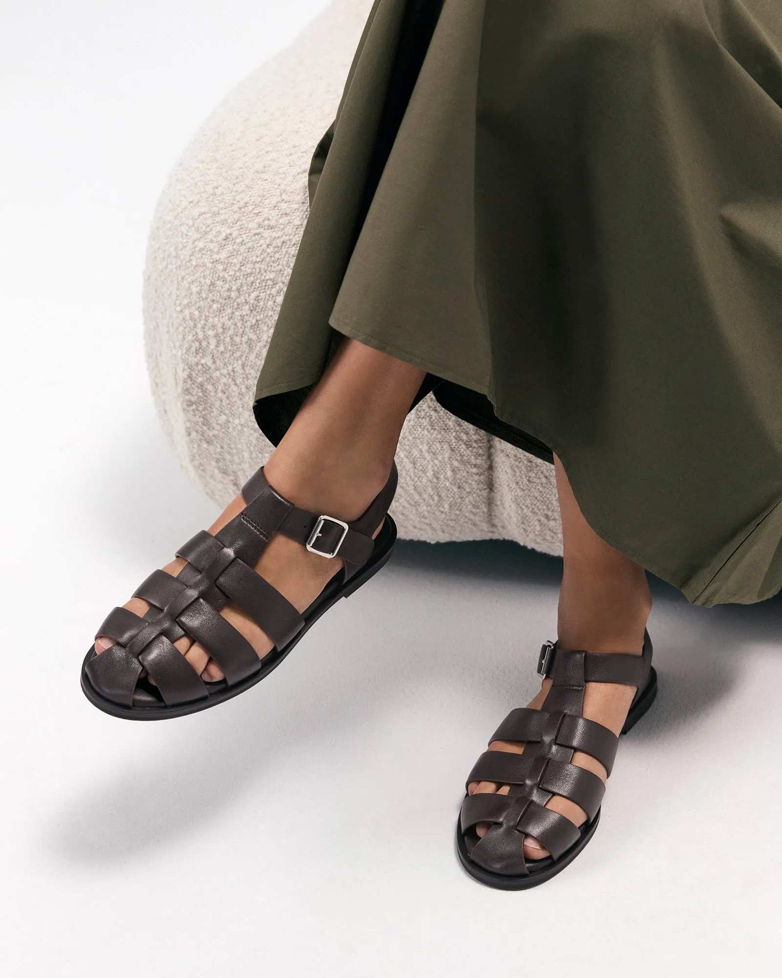 FINN FLACHE SANDALEN AUS SCHOKOBRAUNEM LEDER