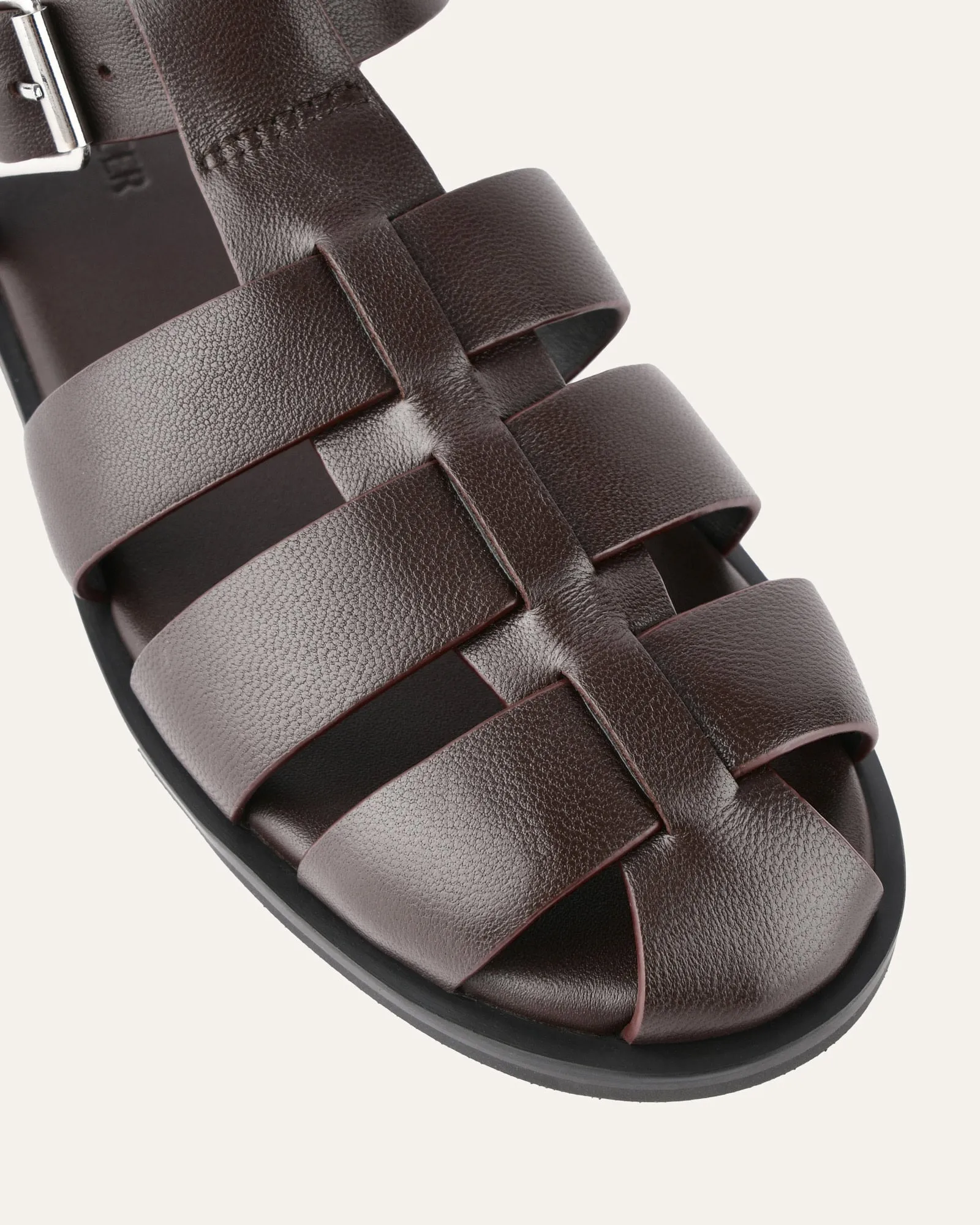 FINN FLACHE SANDALEN AUS SCHOKOBRAUNEM LEDER