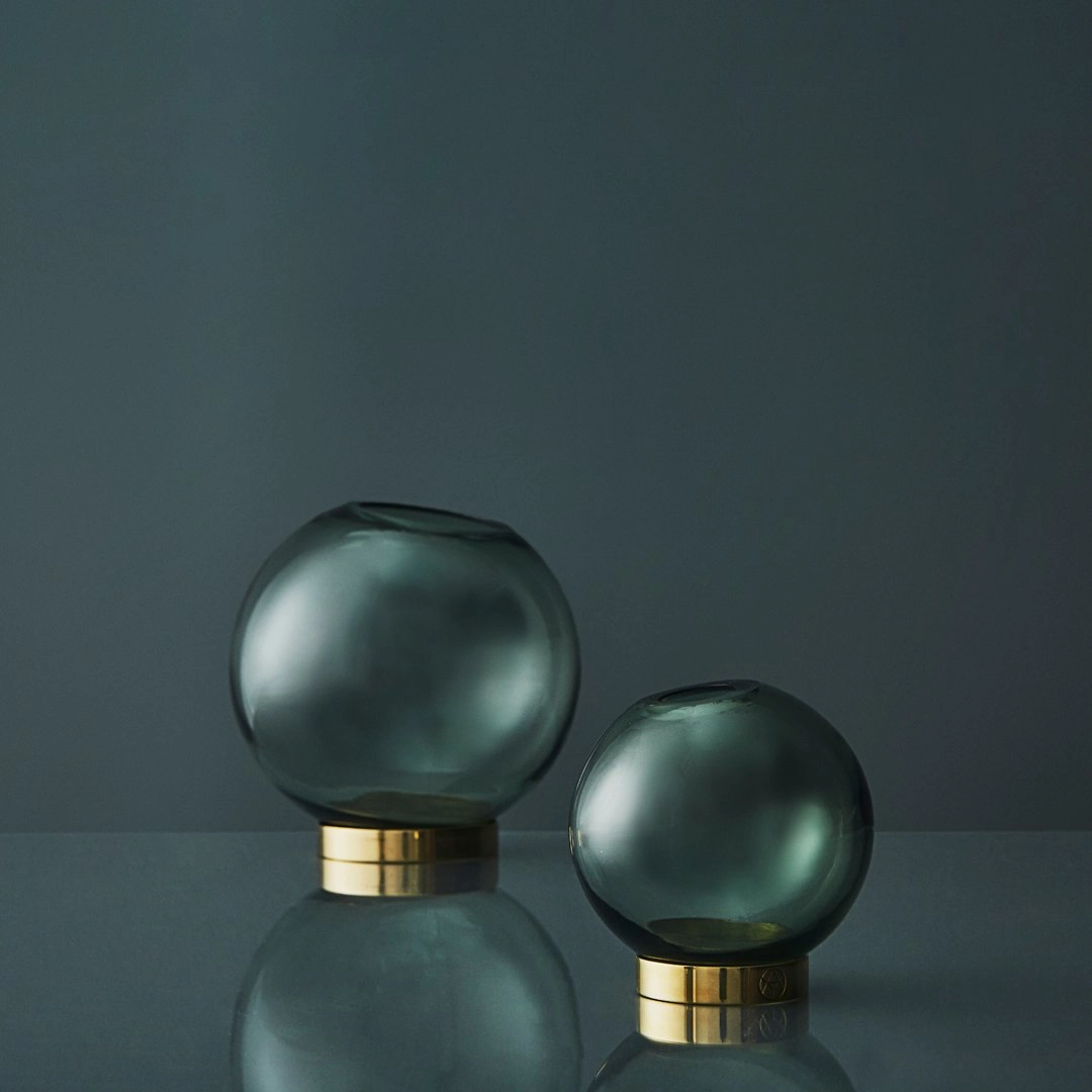Globe Vase w/ Stand - Small (Order Quantity: 6)