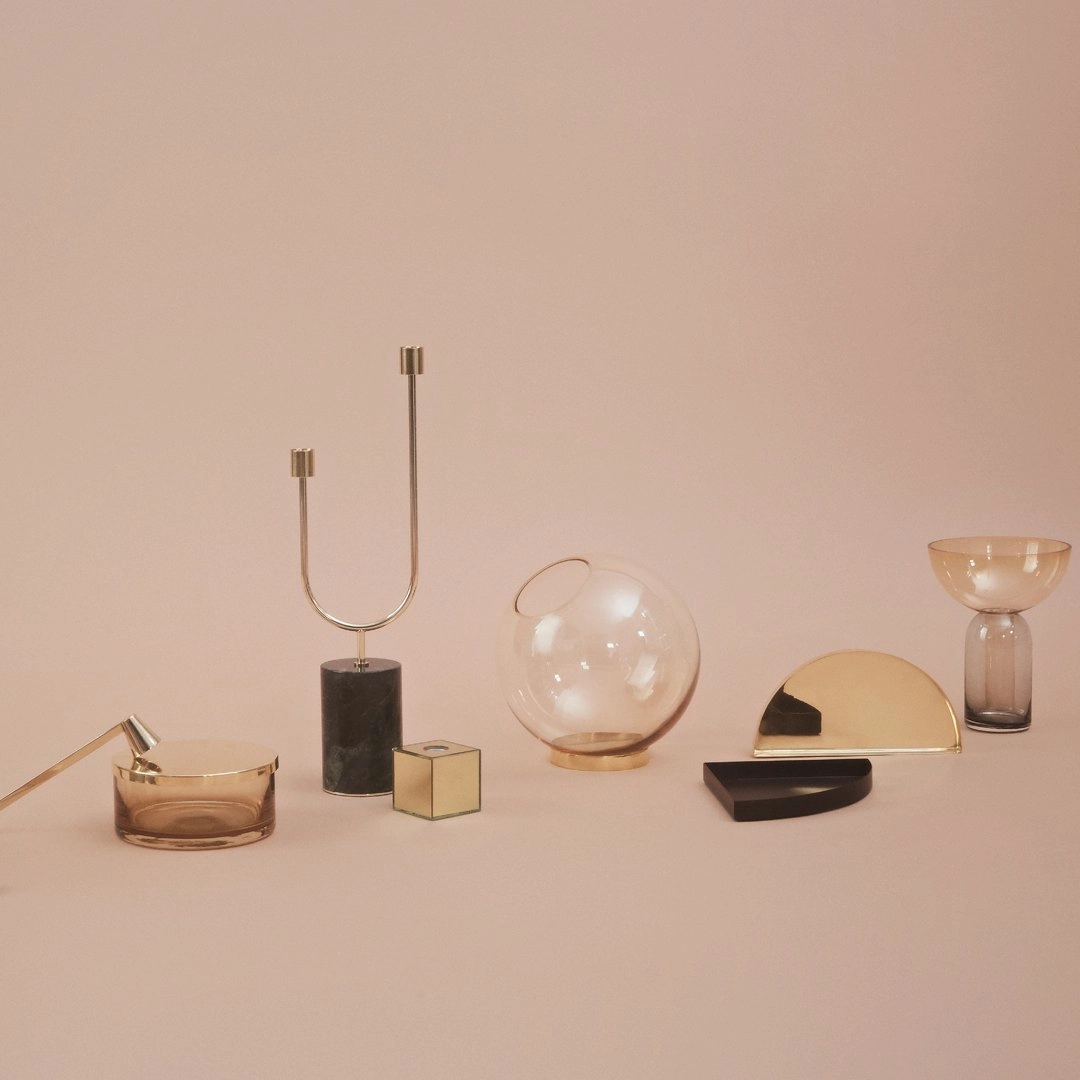 Globe Vase w/ Stand (Order Quantity: 4)