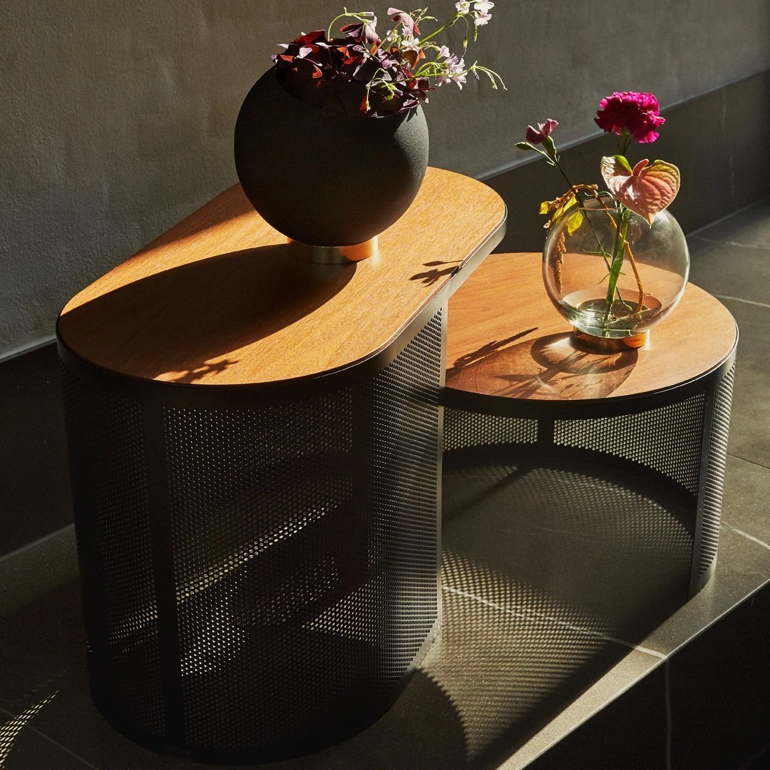Globe Vase w/ Stand (Order Quantity: 4)