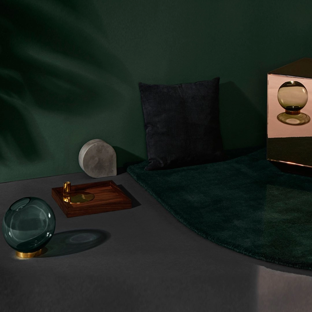 Globe Vase w/ Stand (Order Quantity: 4)