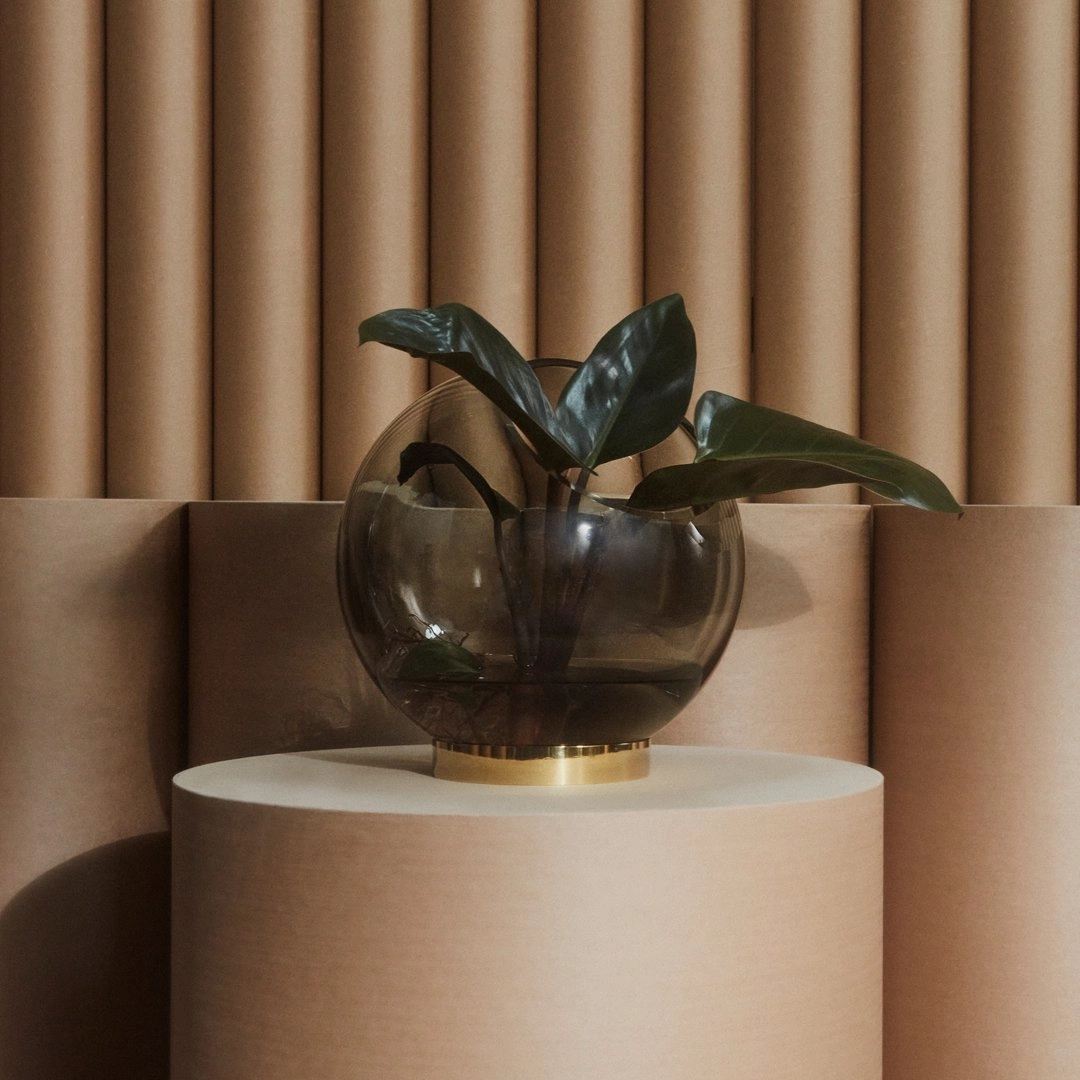 Globe Vase w/ Stand (Order Quantity: 4)