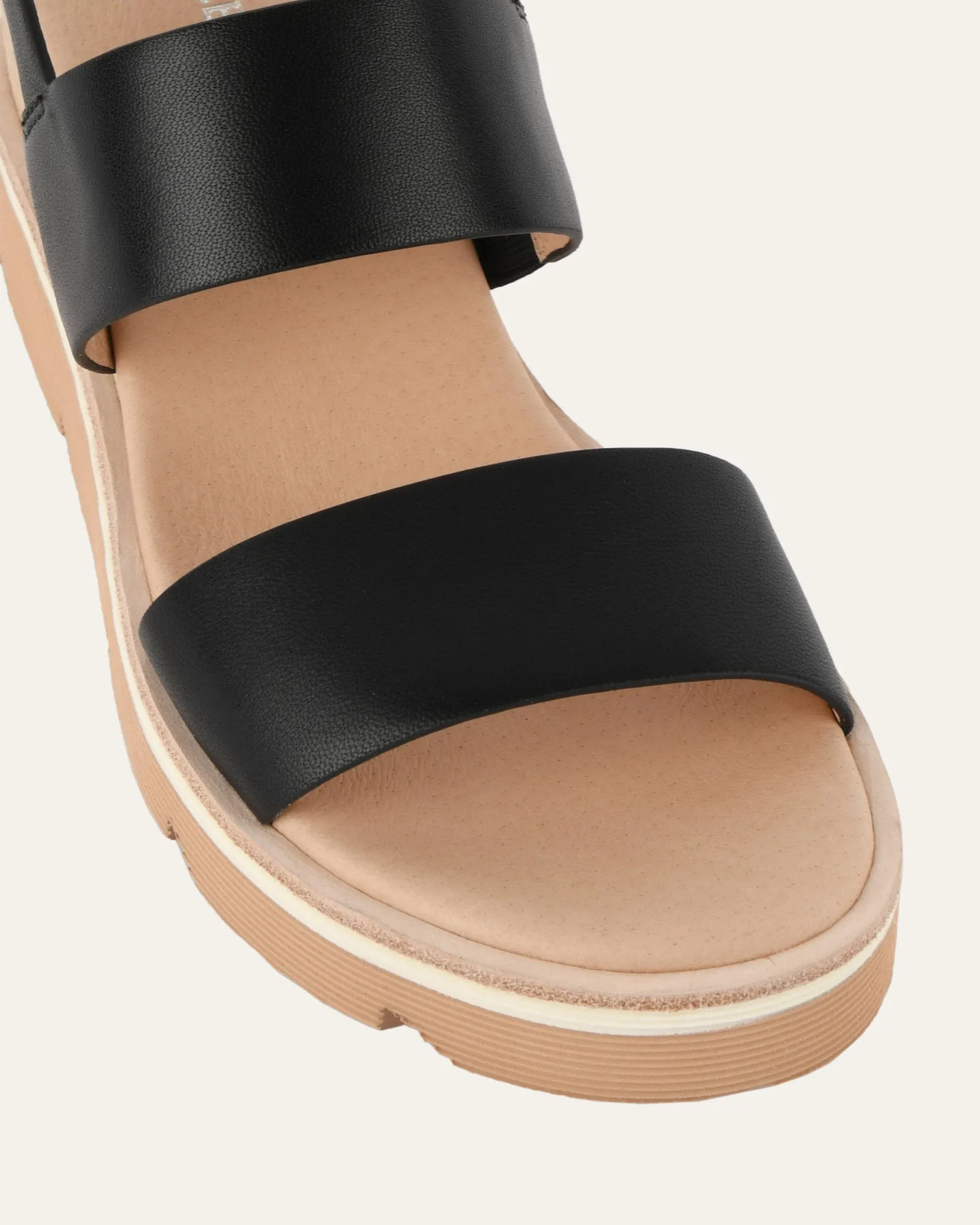 KINNEY KEILABSATZ SANDALETTE AUS SCHWARZEM LEDER