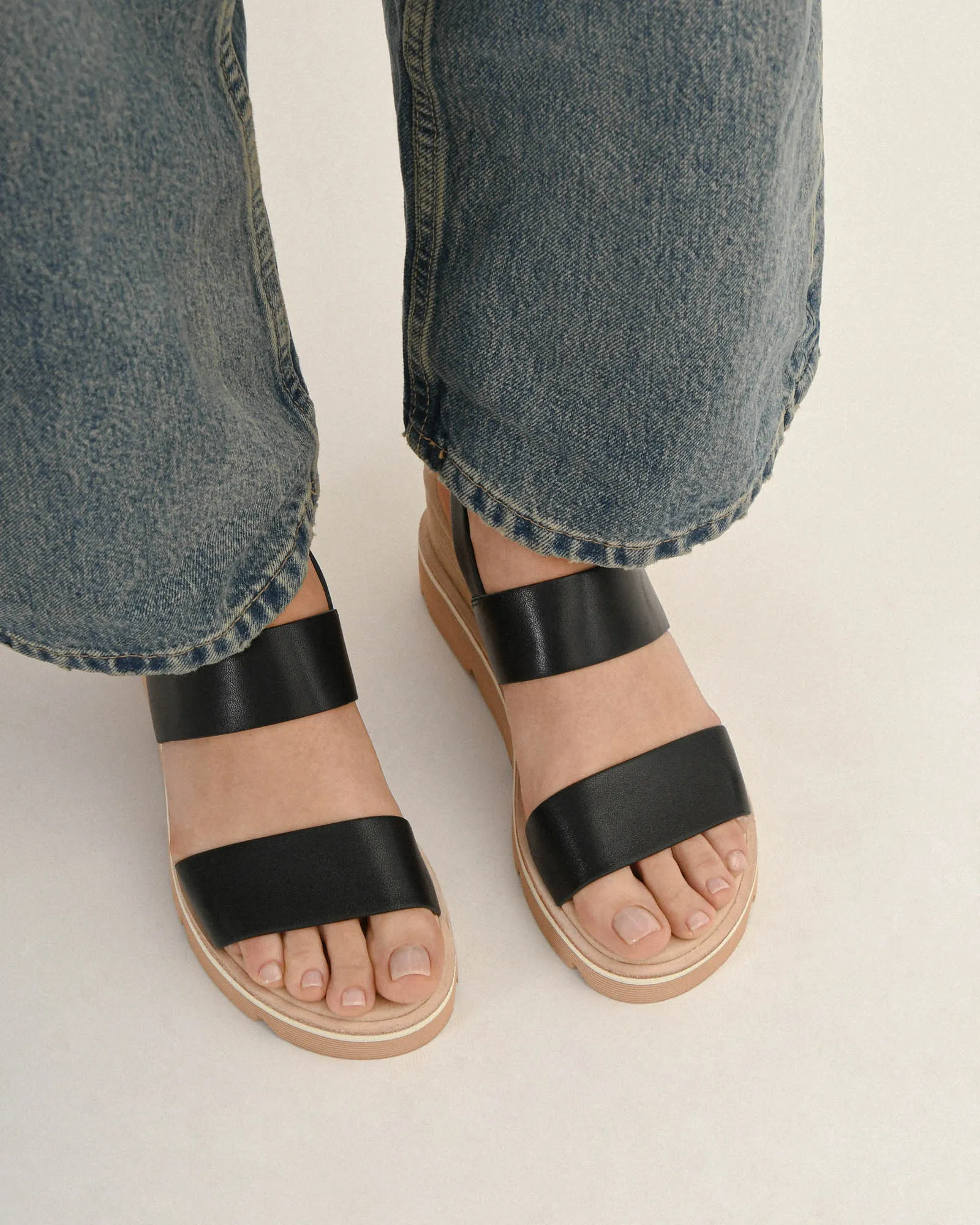 KINNEY KEILABSATZ SANDALETTE AUS SCHWARZEM LEDER