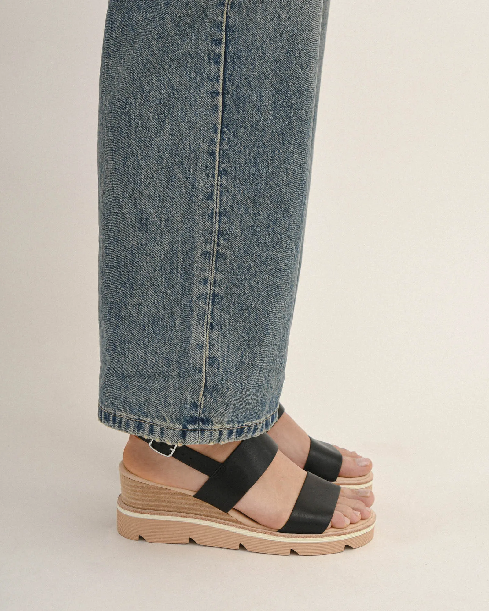 KINNEY KEILABSATZ SANDALETTE AUS SCHWARZEM LEDER