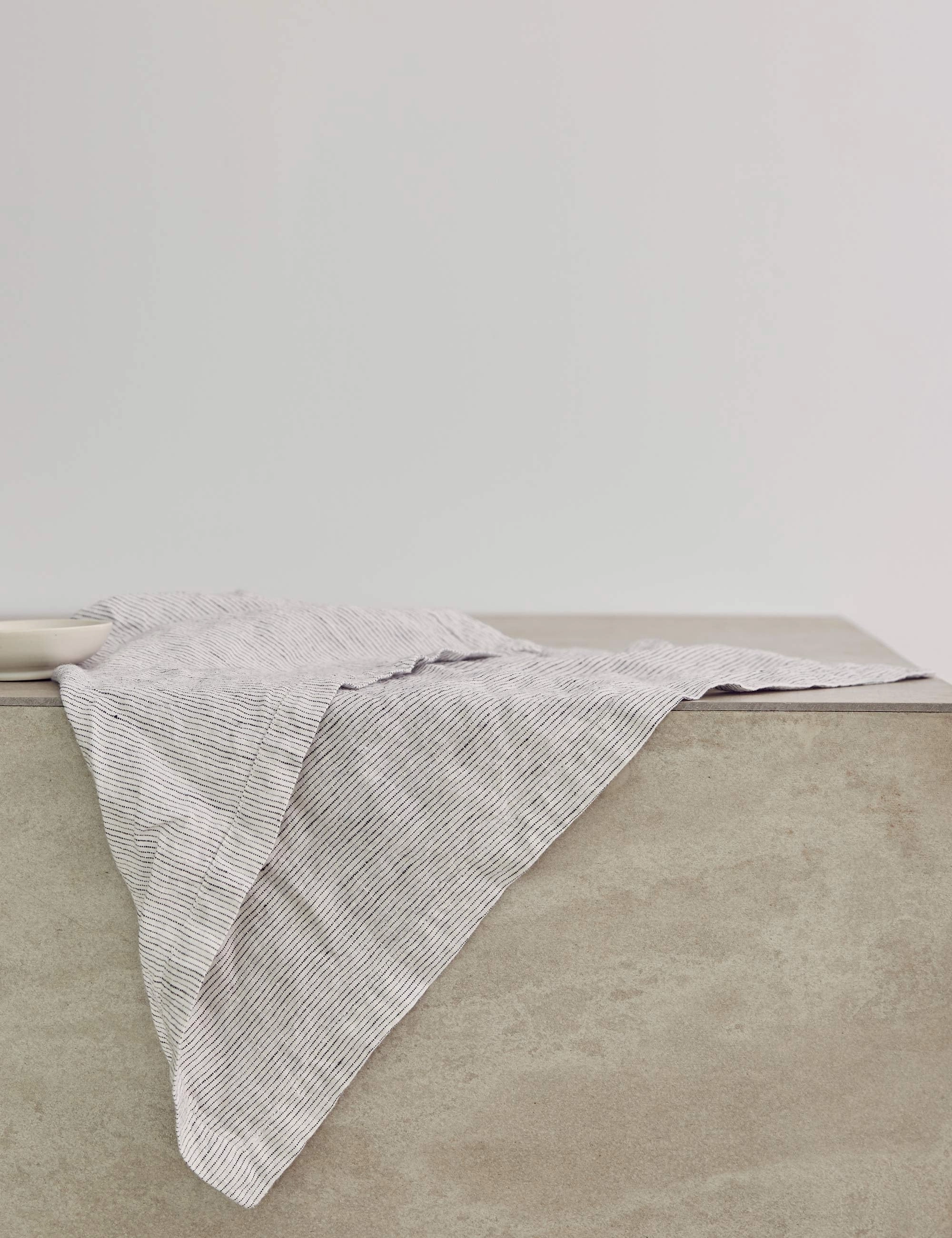 Linen Table Napkins (Set of 4) by Cultiver