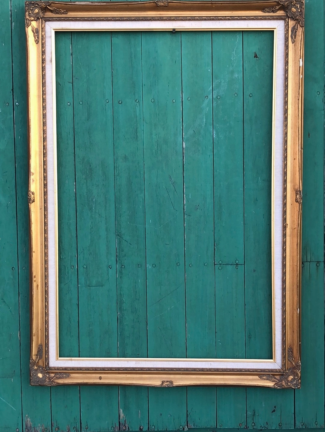 MEDIUM GOLD FRAME WITH LINEN FILET