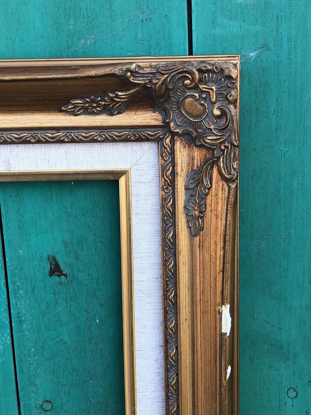 MEDIUM GOLD FRAME WITH LINEN FILET