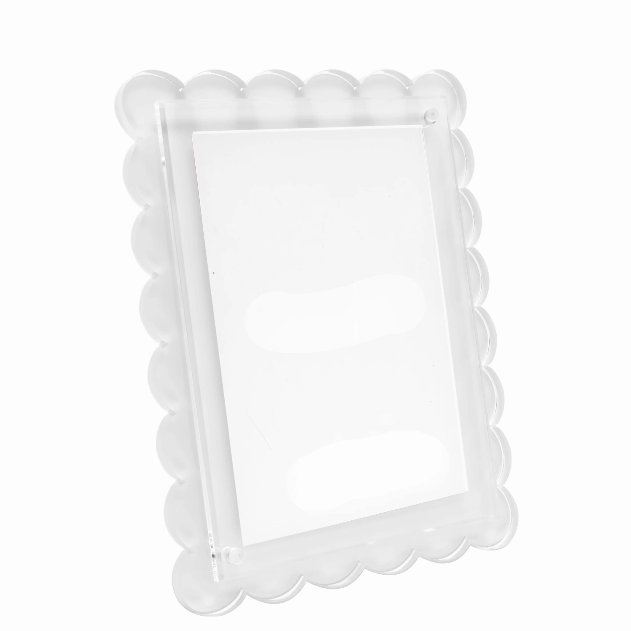 Medium Scalloped Photo Frame