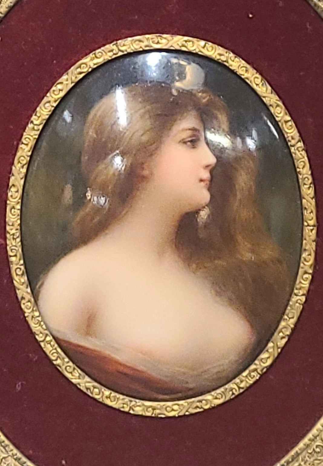 MINI PORCELAIN PARTIALLY NUDE OVAL LADY PAINTING WITH ORNATE BRASS FRAME