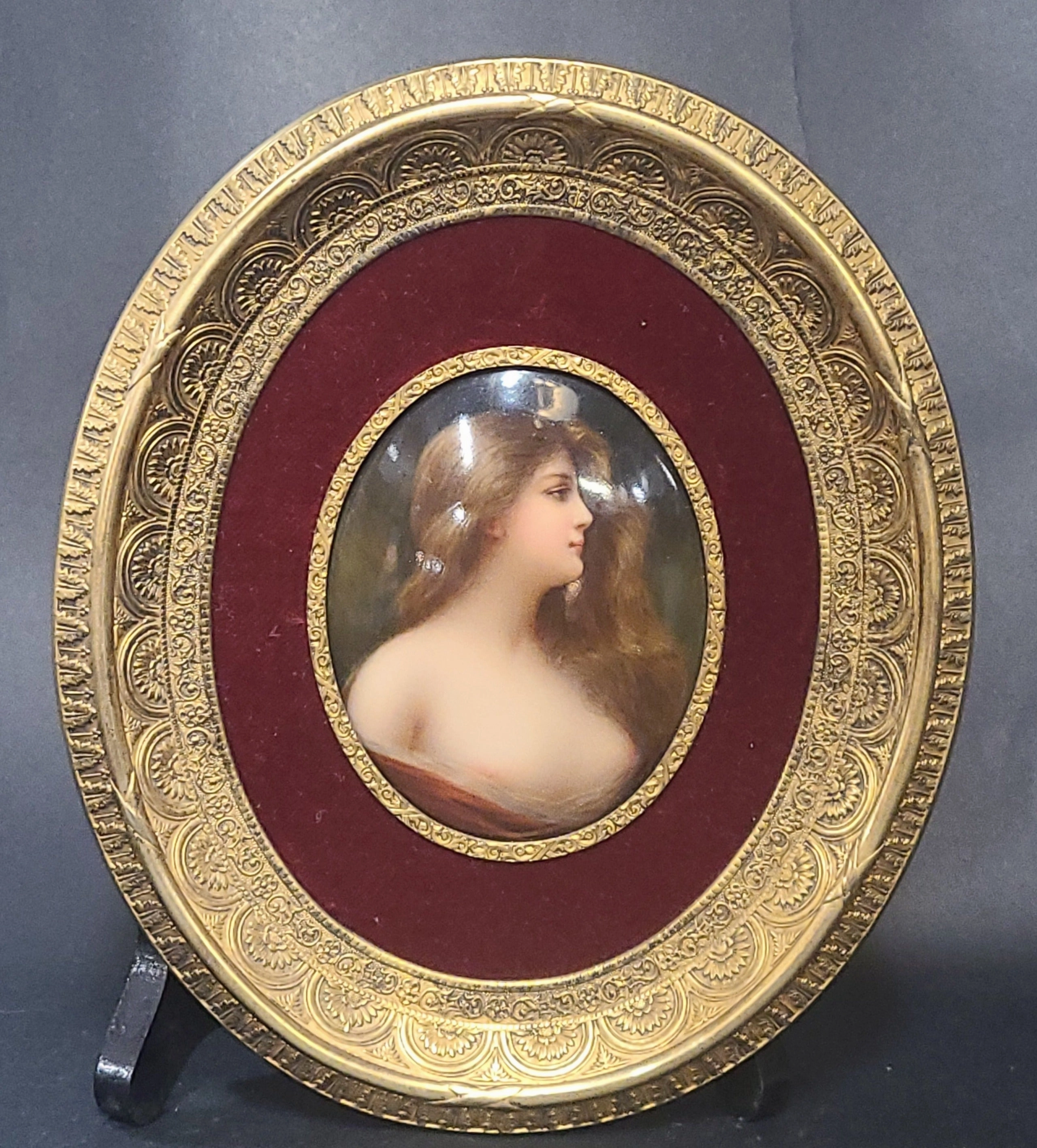 MINI PORCELAIN PARTIALLY NUDE OVAL LADY PAINTING WITH ORNATE BRASS FRAME classic mural painting