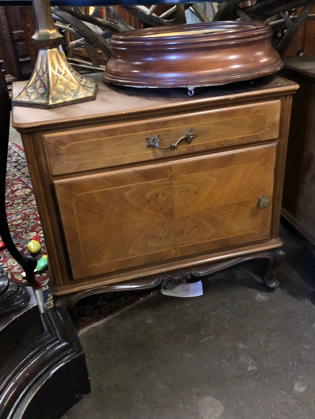 PAIR OF LIGHT WALNUT QUEEN ANNE INLAID NIGHTSTANDS