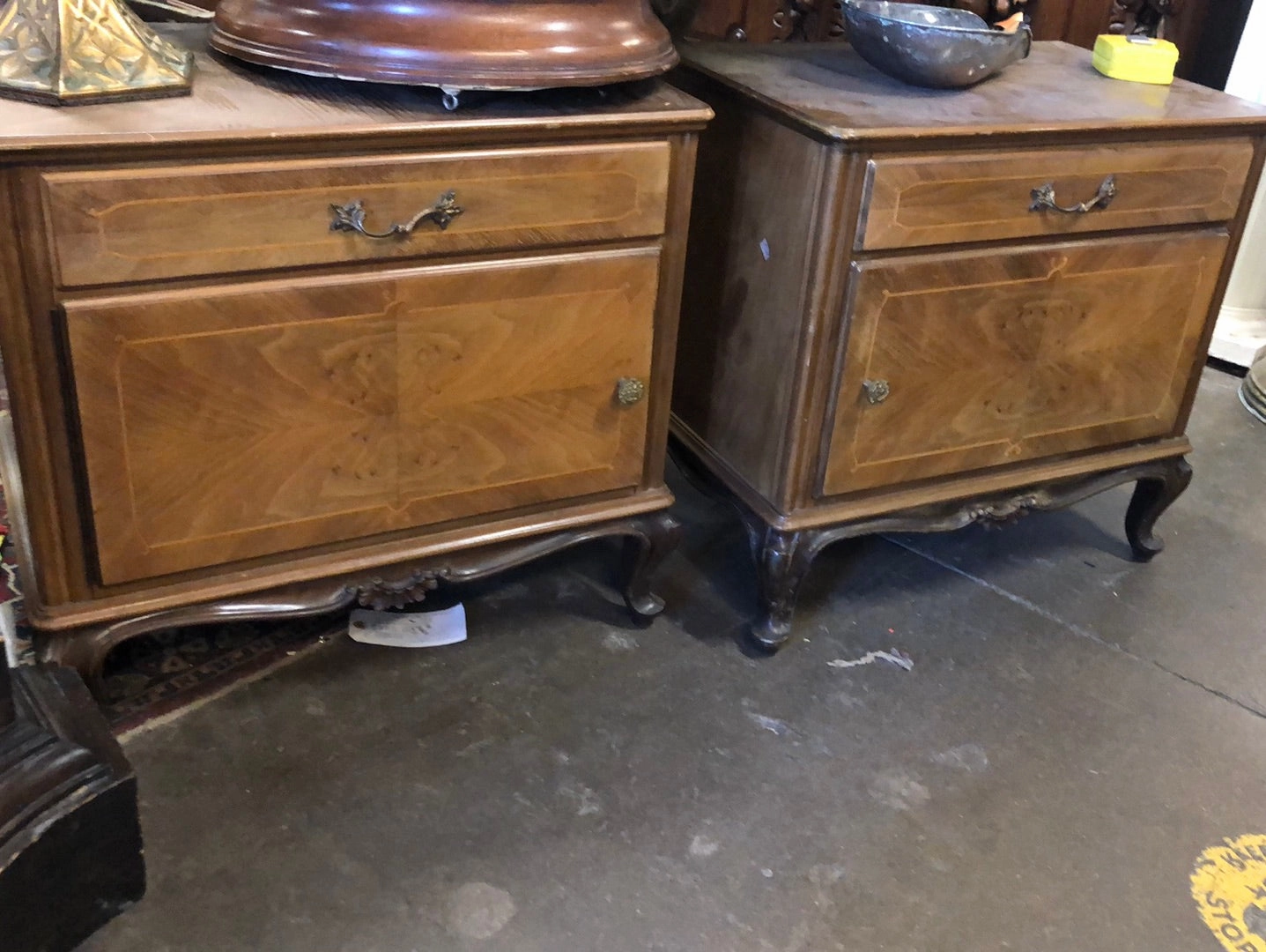 PAIR OF LIGHT WALNUT QUEEN ANNE INLAID NIGHTSTANDS