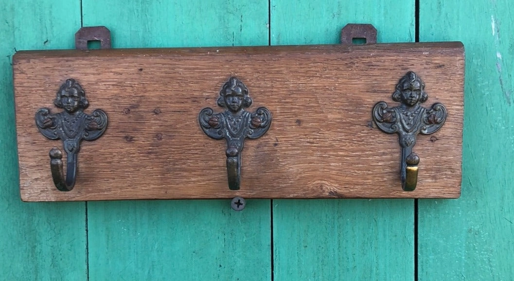 SMALL OAK BOARD WITH 3 HOOKS interior room decor