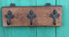 SMALL OAK BOARD WITH 3 HOOKS interior room decor